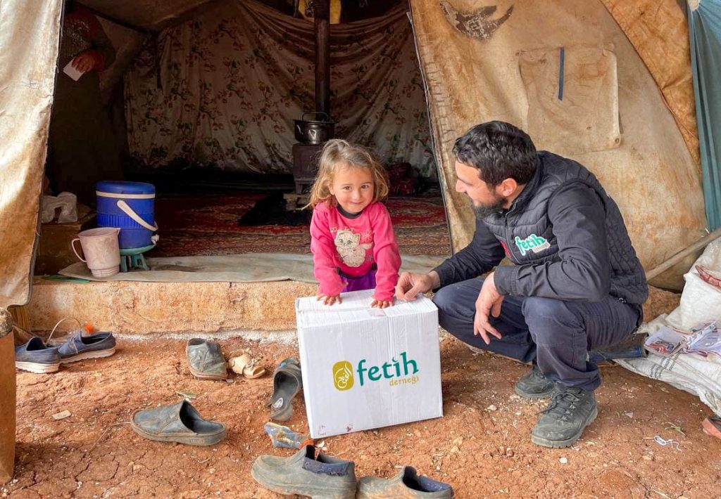 İdlib’de Yüzlerce Aileye Gıda Yardımı